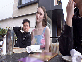 ロスでナンパした失恋したばかりの女子大生が美乳ぷるるん中出しAVデビュー　ヘーゼル（22）　サンプル画像02